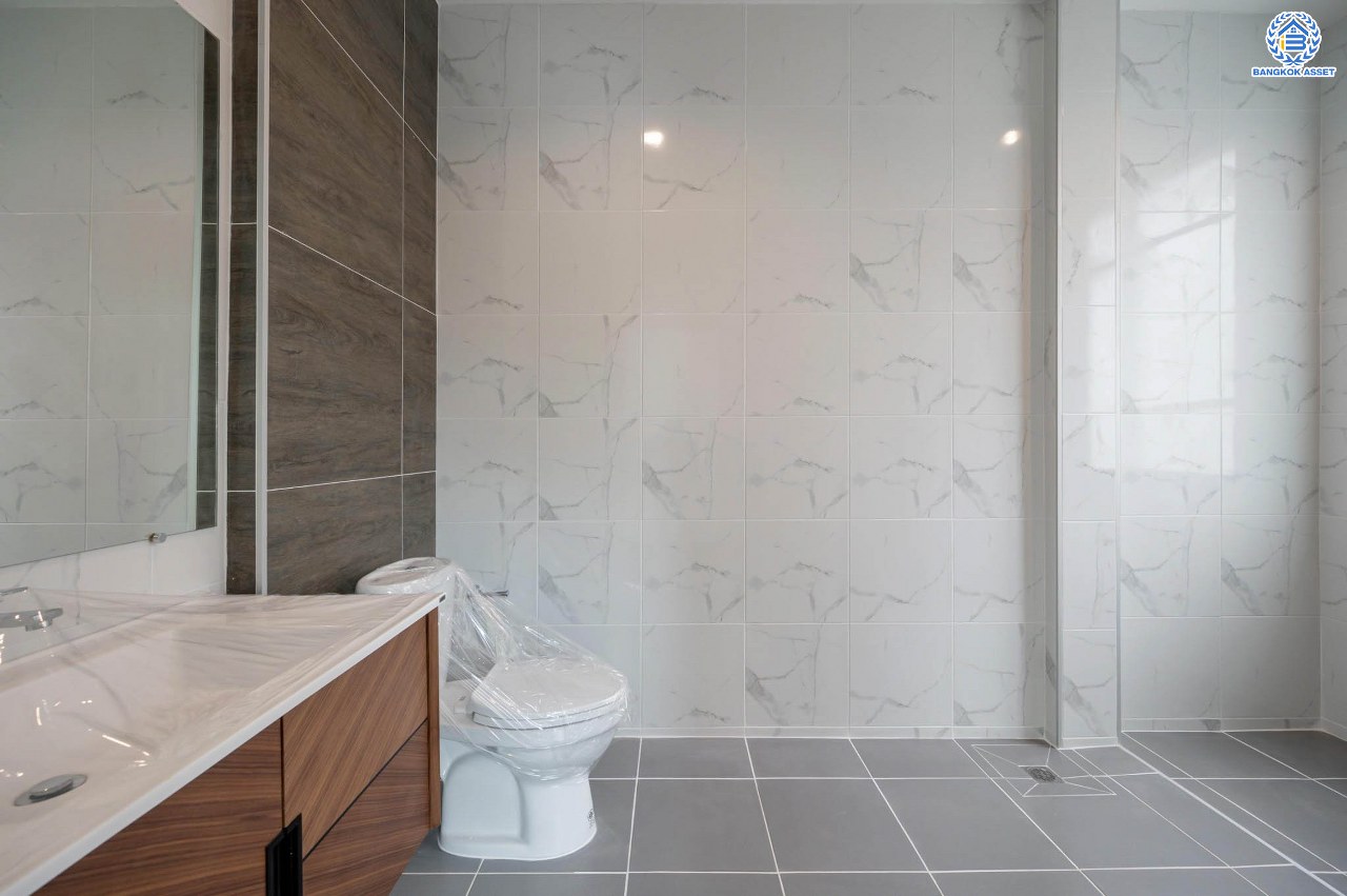 บ้านมือสองตกแต่งใหม่ โครงการ สิทธารมย์รีเจนท์ ลาดพร้าว101 เนื้อที่ 75.3 ตร.ว. ฟังก์ชันรวม 3 ห้องนอน 3 ห้องน้ำ 1 ห้องอเนกประสงค์ จอดรถได้ 2 คัน กว้างขวาง พร้อมทุกการใช้งาน บนทำเลใจกลางเมือง เชื่อมต่อทั้ง ถนนนวมินทร์, ถนนนวลจันทร์, ถ.ลาดพร้าว, ถ.รามอินทรา ใกล้ The Walk เกษตรนวมินทร์ และทางด่วนรามอินทรา...